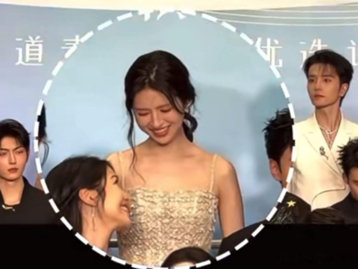 鹤男的手指是自带GPS吗？每次勾下巴都能精准击中人心最柔软处。这种天赋异禀的撩人