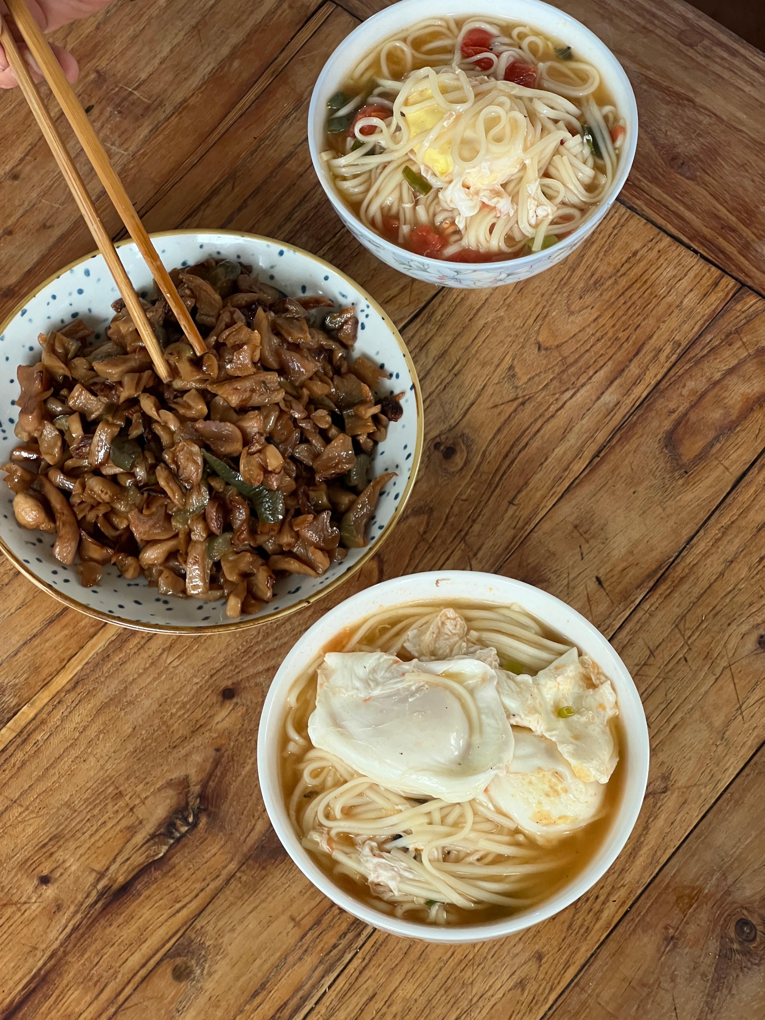 🍜Plog早上七点睡得正香呢，被奶奶拽起来吃面，困得要撅了，喝杯咖啡醒醒 ​​