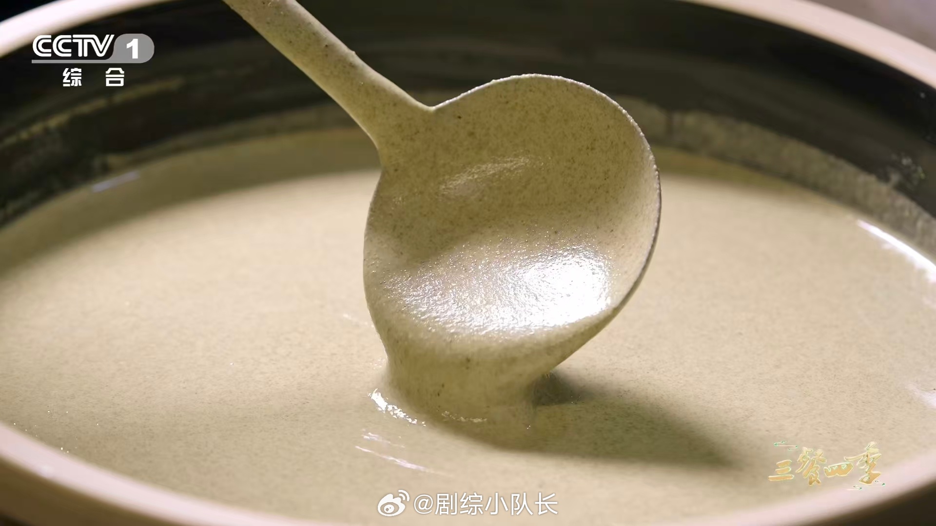 天津人一天的快乐从煎饼馃子开始你吃的煎饼馃子正宗吗 晨光里的煎饼鏊子冒着热气，绿