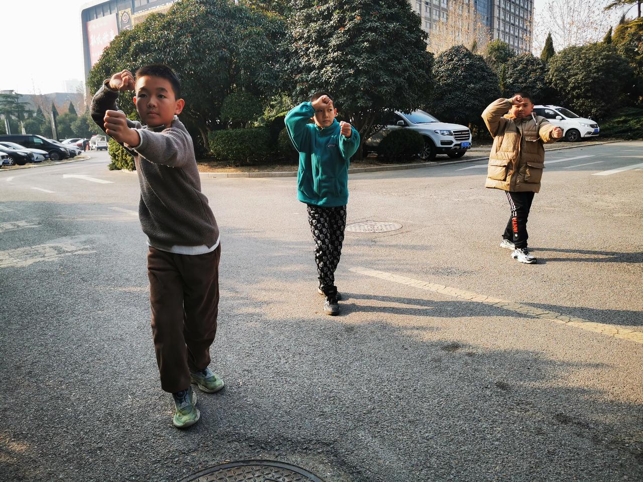 每个人的起跑线不同，基础不同，所追求的高度也不同。有些人无需努力想要的东西唾手可