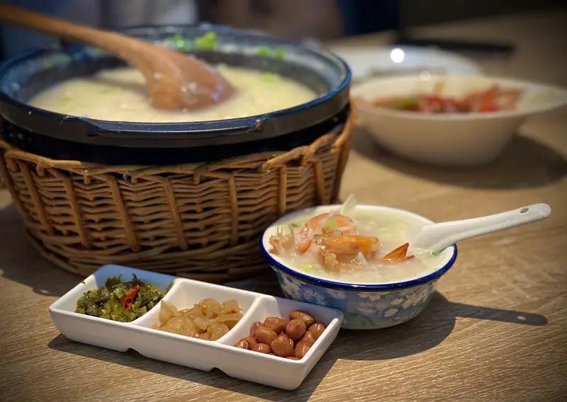 聊聊广东的早餐广东人的早餐，是刻在骨子里的烟火气与仪式感——既能用一碗粥粉面快速