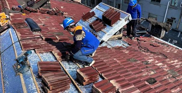 冤不冤？湖南衡阳，男子给房子更换瓦片，将工程外包，施工期间，一瓦工在8、9米高的