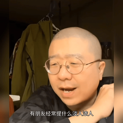 #李诞行为淡人精神浓人##李诞直播聊淡人#  笑拥了，李诞百忙之中还要为我们淡人