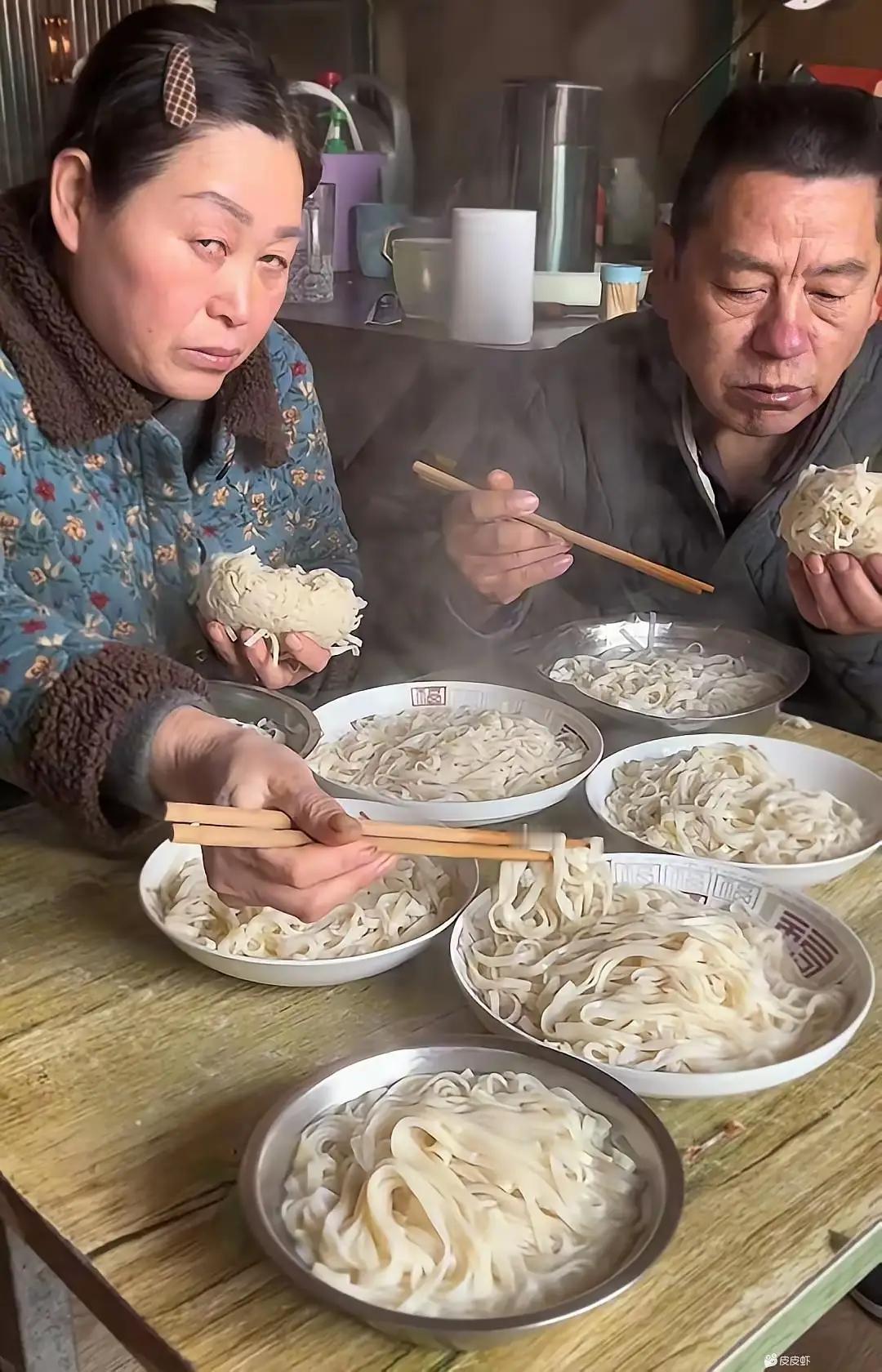 顿饭放在60年，这就是盛宴！而且是要背着人吃的，不然被发现了，要被批判的！