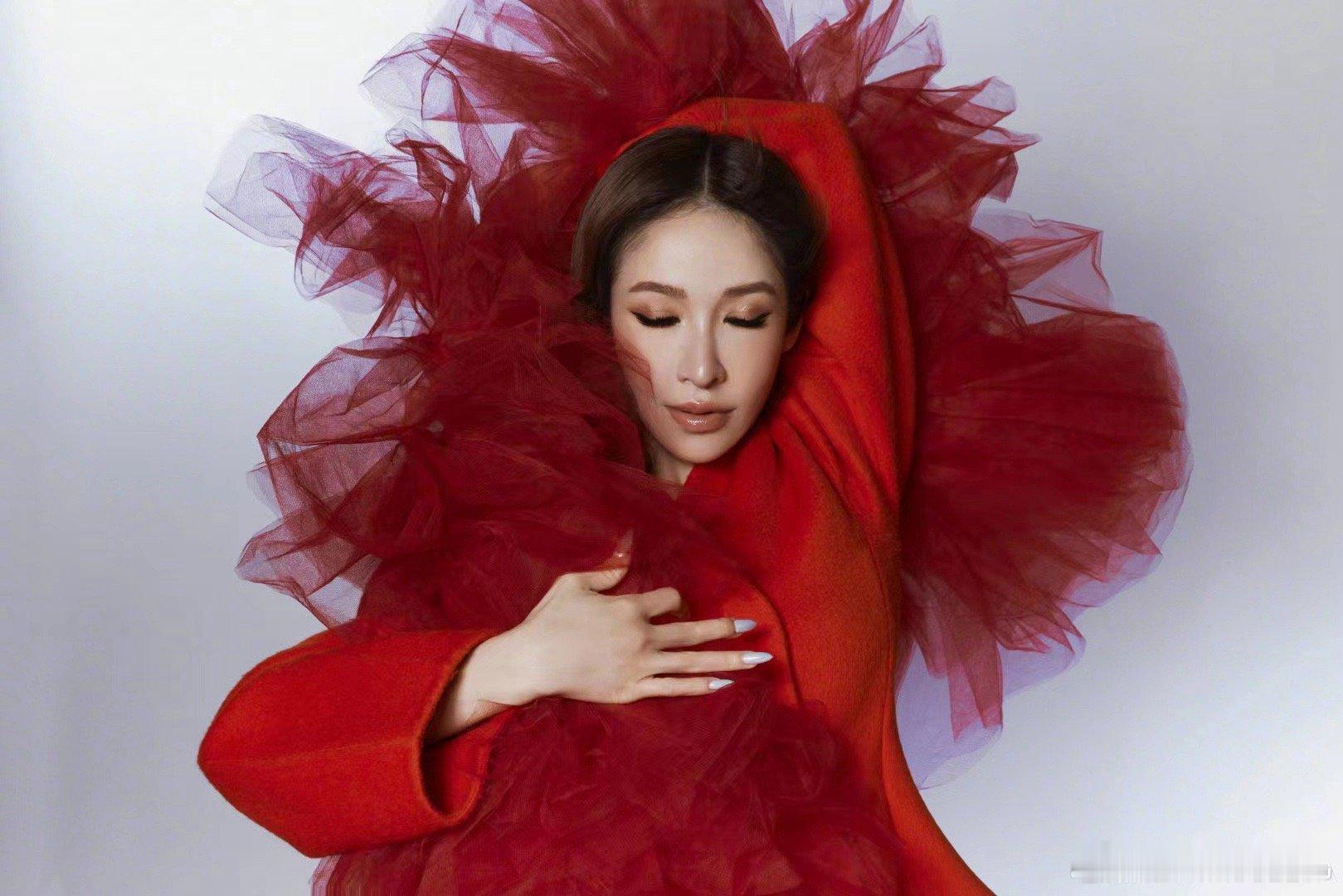 萧亚轩和红色的适配度家人们谁懂啊！萧亚轩和红色的适配度直接拉满，让人眼前一亮到“