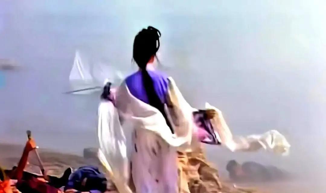 87版红楼梦第29集有个镜头挺扎眼。林黛玉梦里突然出现血腥战场，尸体堆得跟临时布