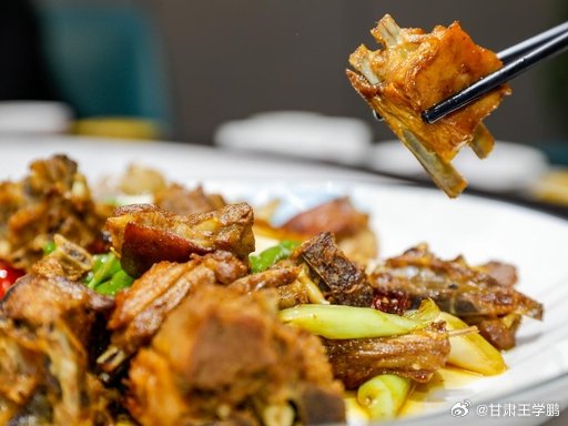 去古浪一定要吃全羊肉十八吃【爆炒羊排】大火快炒锁住肉汁！搭配青红椒、蒜块增香，锅