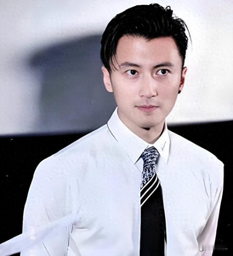 谢霆锋承认爱王菲却拒婚，两人多年后牵手，纹身暗示真相。
谢霆锋最近在短视频上说了