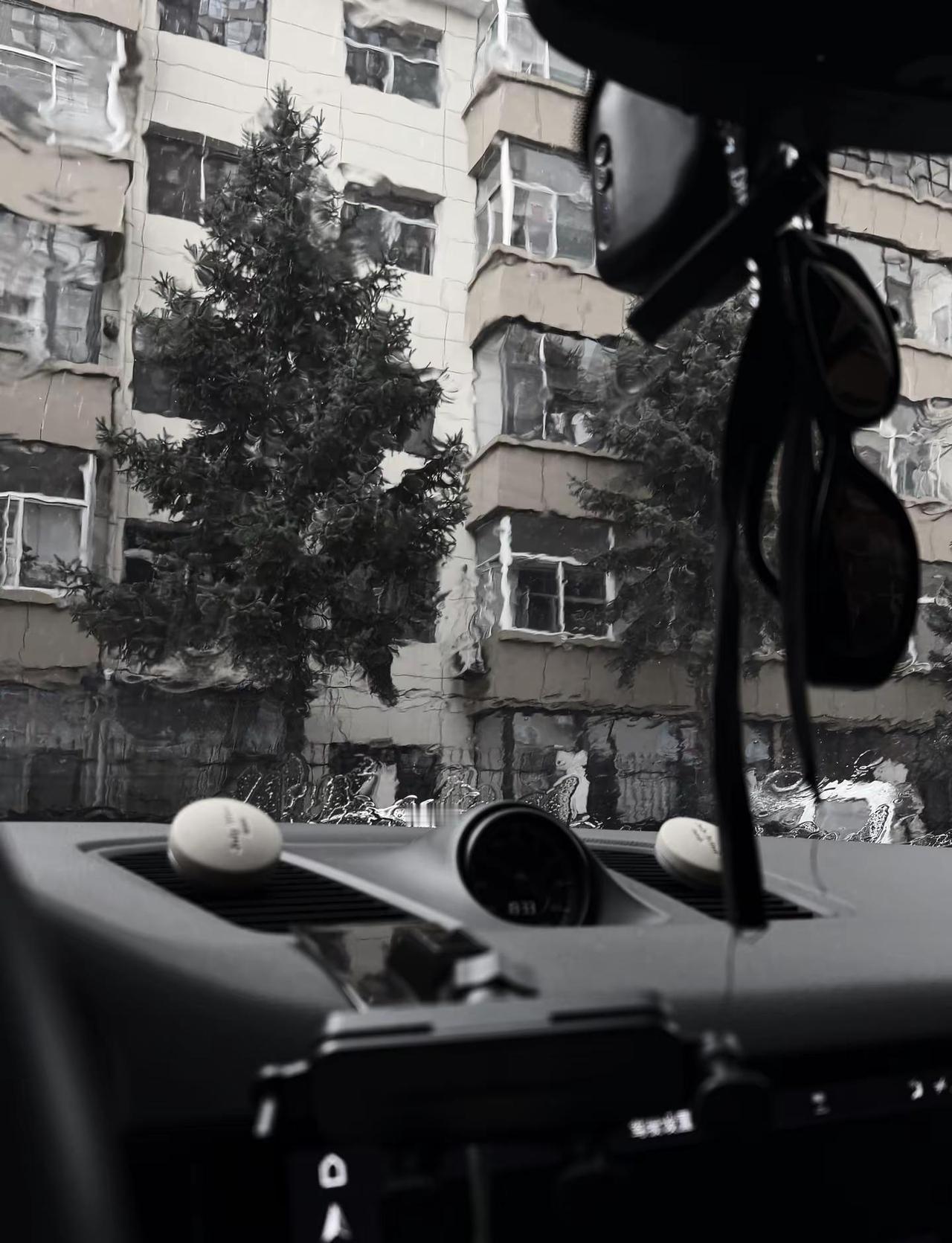 瞬间来的🌧️ 迫听雨 天上下雨地下滑自己摔倒自己爬雷暴天气 玻璃雨珠 车里有什