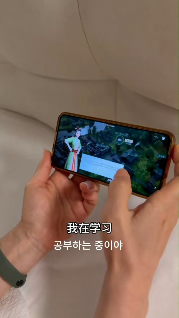 陶瓷千百年来在世界广泛传播，借着新时代的文创游戏再度出圈，让海内外受众真切感受到