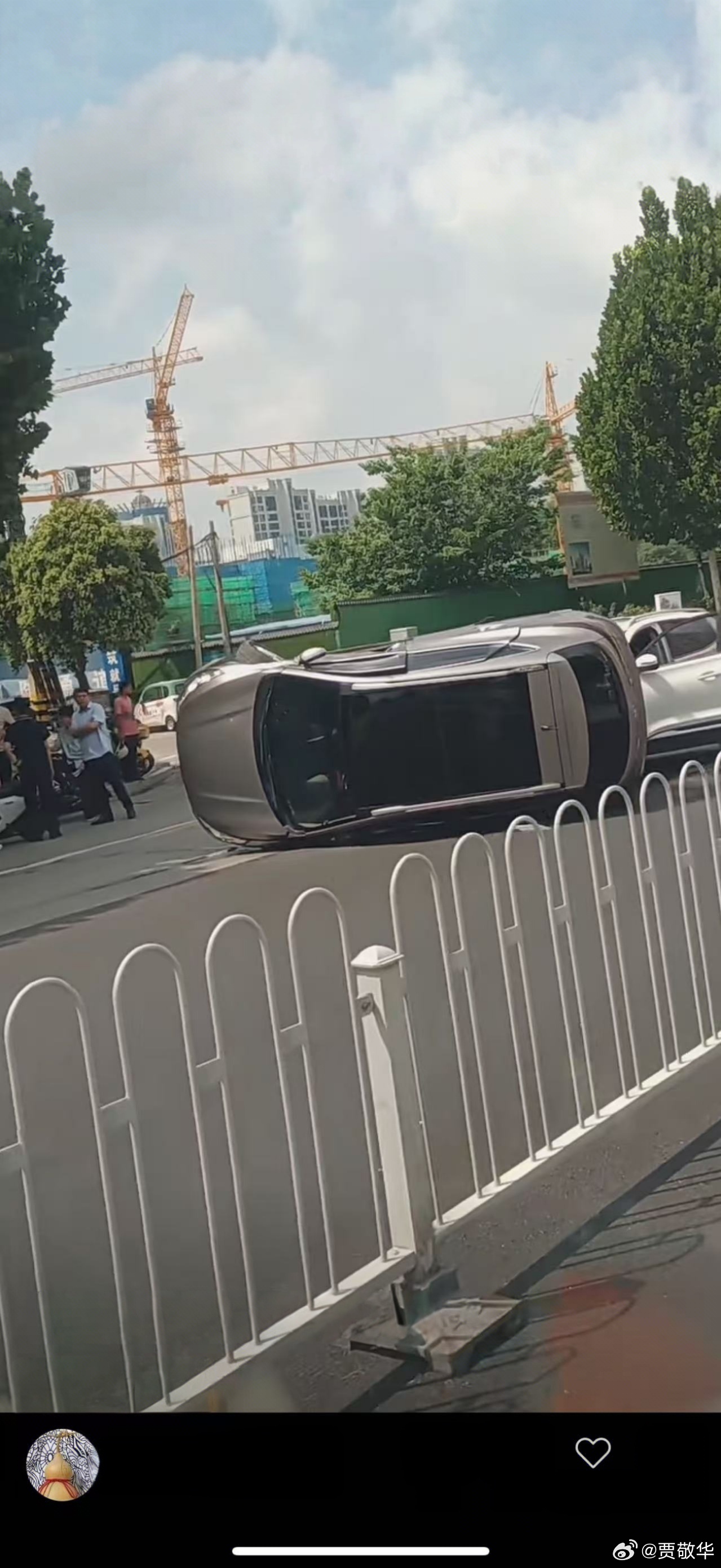 前几天电车撞大货车的测试你们不信，现实版的新能源撞车事故，电车是真猛，直接把油车