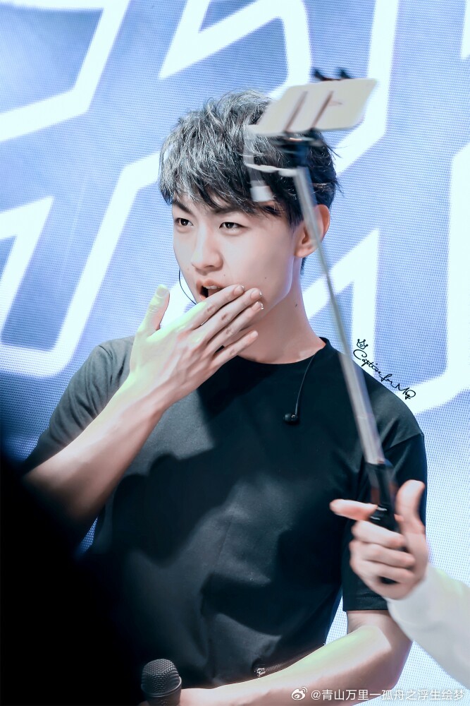 王青 爱王青一世,陪王青到老 好喜欢青宝用手触摸自己的嘴，下巴，喉结，头发，好可