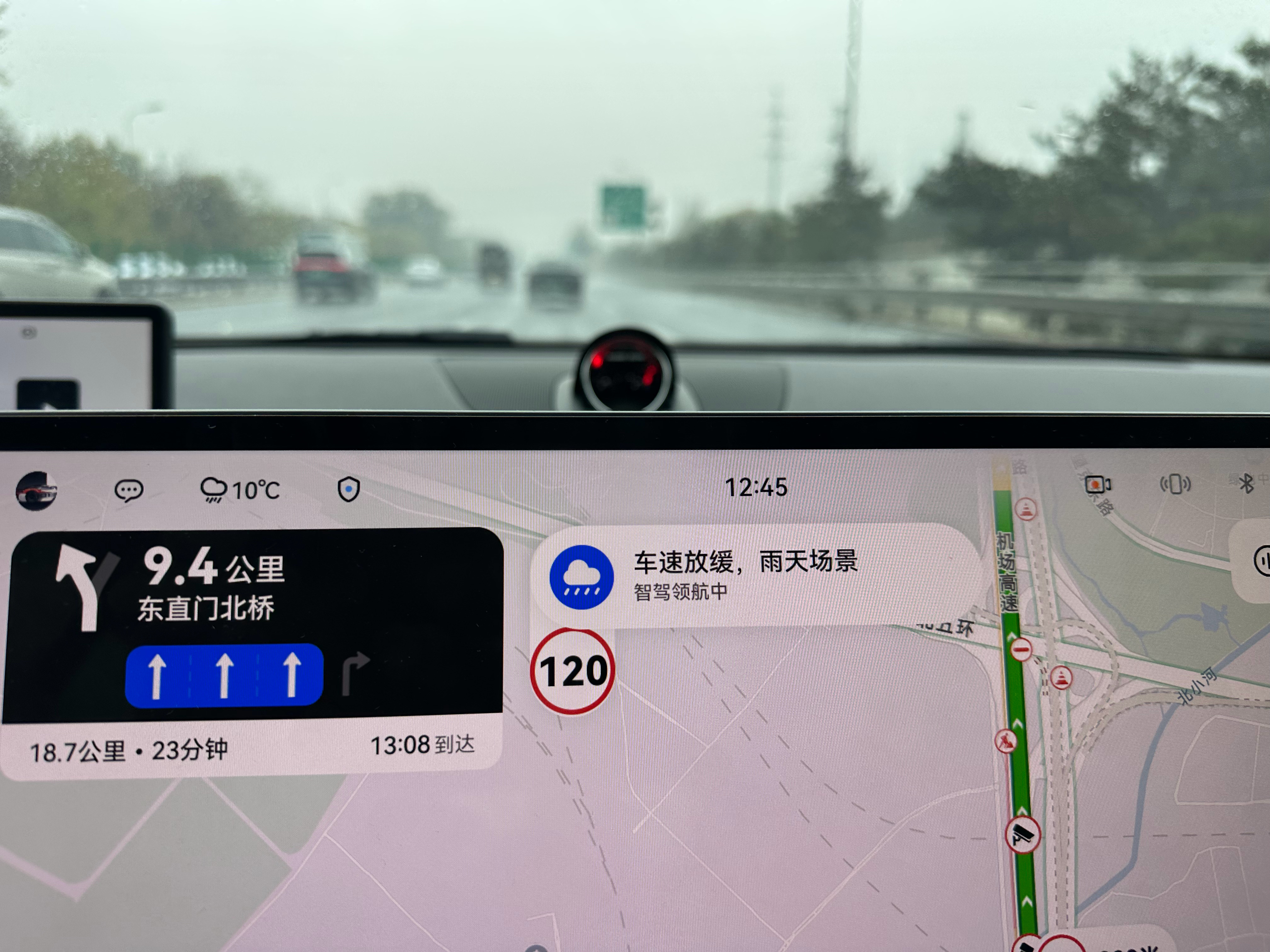 ADS3.1.1的雨天场景，车速自动放缓，根据场景加入的驾驶策略越来越多。#智界