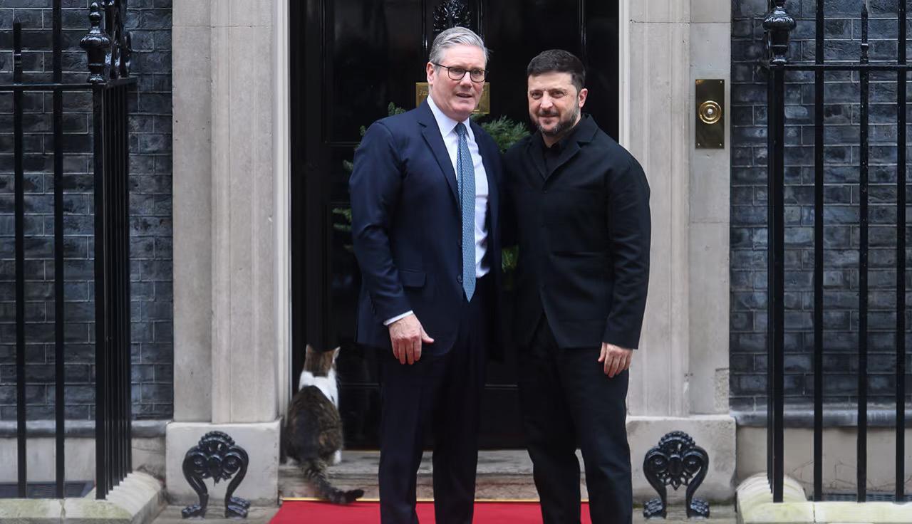 原来特朗普说乌克兰该选举的时候，泽连斯基就站在旁边，终于知道为什么泽连斯基这次会