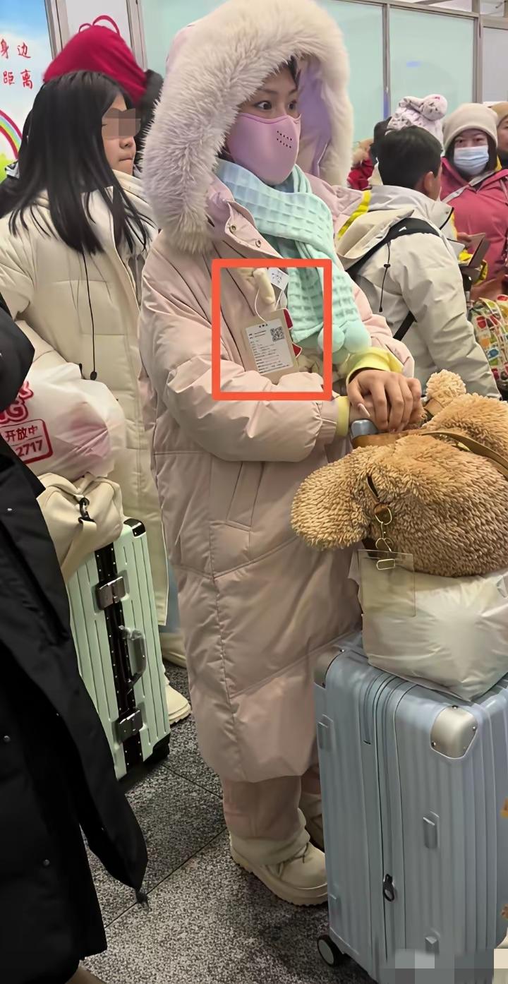 好歹把吊牌藏一下，这样露在外面，她到底是怎么做到不害羞的？？？[捂脸]