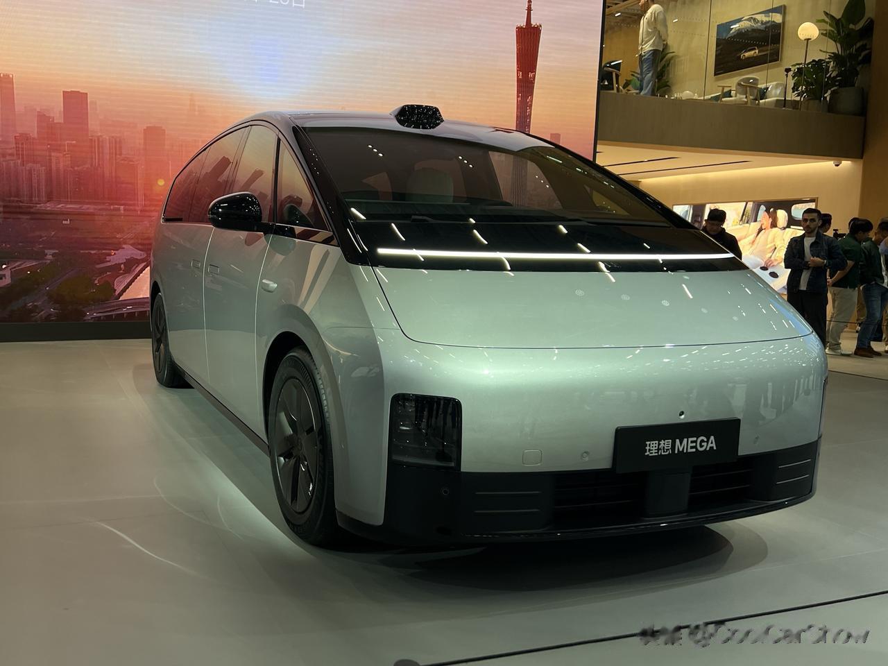 理想MEGA亮相车展
理想展台关注度最高的无疑就是要卖到“50万级别第一”的ME