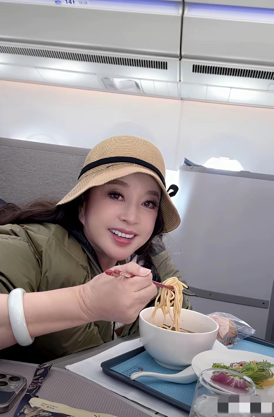 过了70岁就不要刻意减肥。身上有点肉才好看。庆奶大口吃面好治愈。不要太考虑碳水，