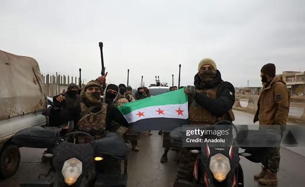 叙利亚的天彻底变了！就在所有人都以为库尔德武装要完蛋的时候，一支神秘的大军突然杀