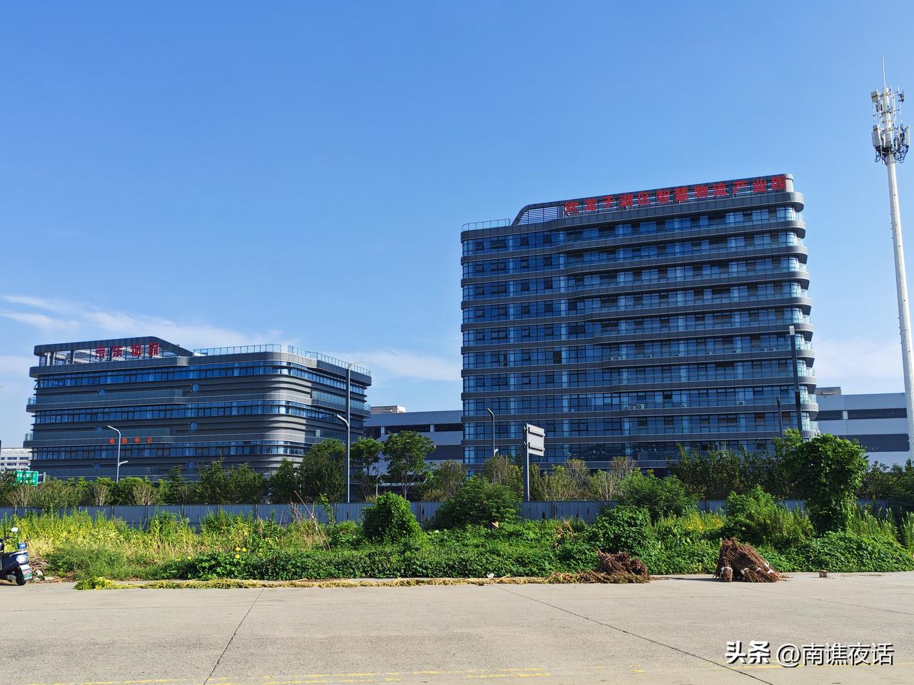 蚌埠东海大道支线与胜利东路交叉口，龙子湖区智慧物流产业园和京东物流两栋大楼矗立。