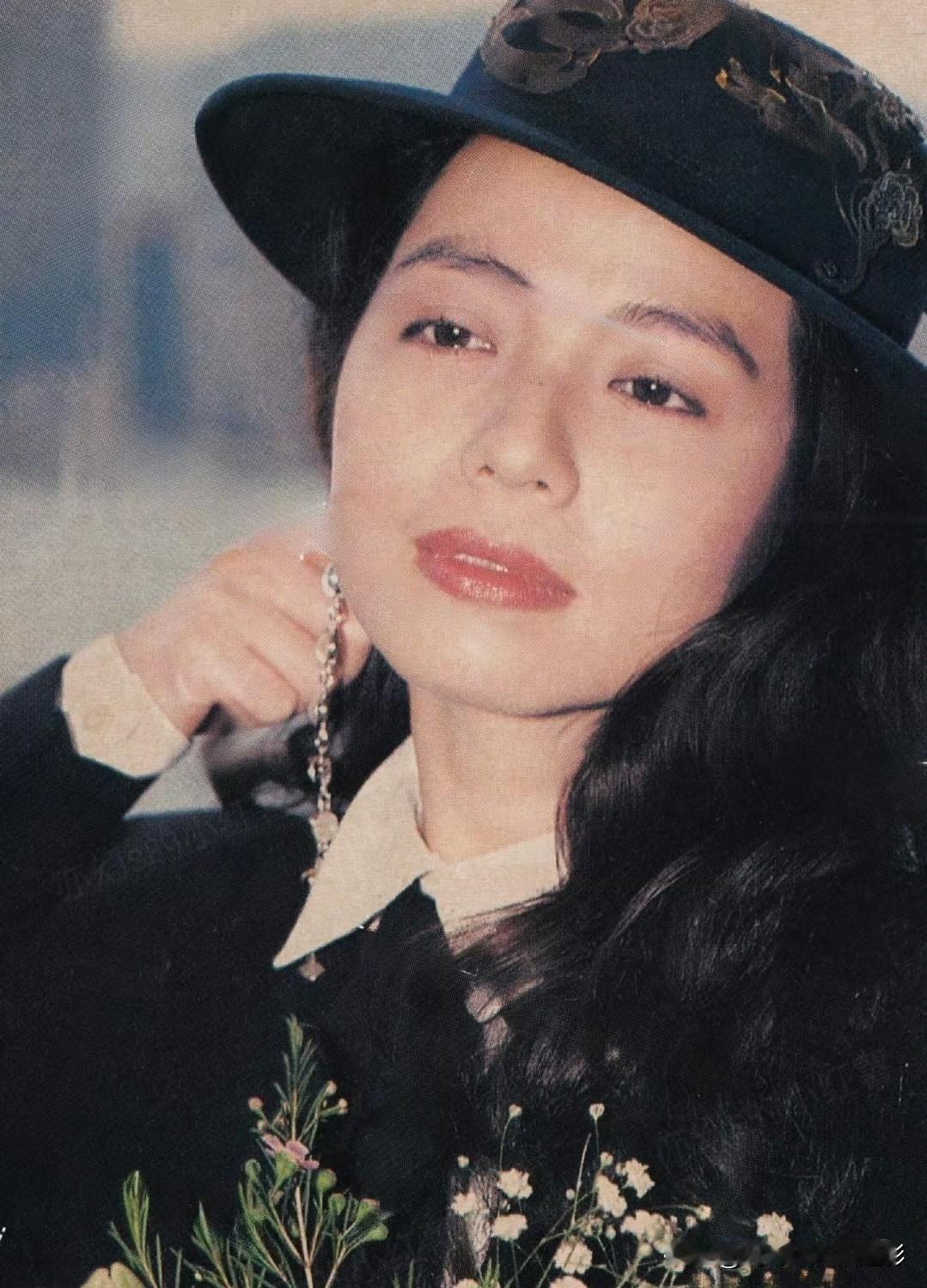 螓首蛾眉，巧笑倩兮，美目盼兮