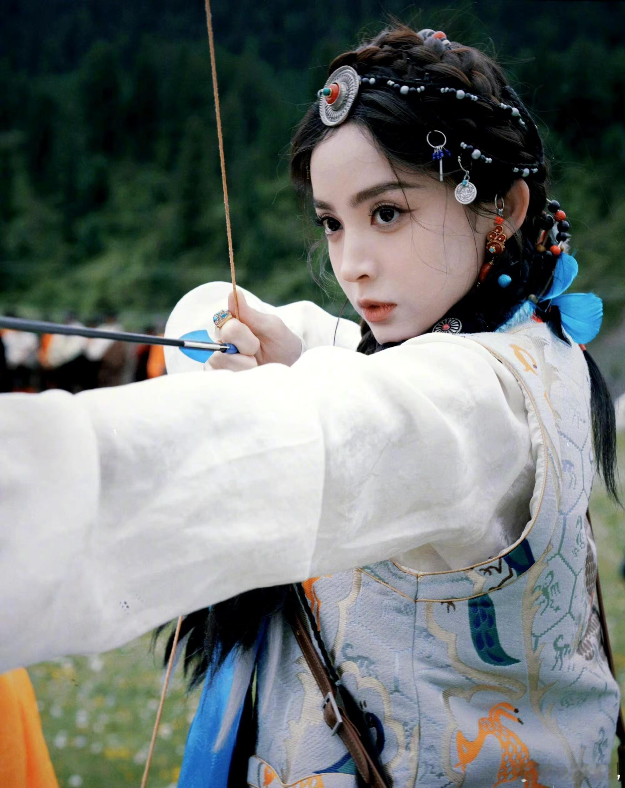 #娜扎[超话]##娜扎藏服射箭##娜扎藏族公主# 娜扎在旅行任意门中身穿藏族服饰