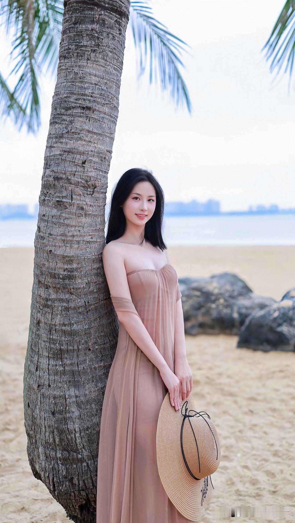 海边少女，轻纱飘逸，阳光灿烂，美不胜收！🌊👗😊