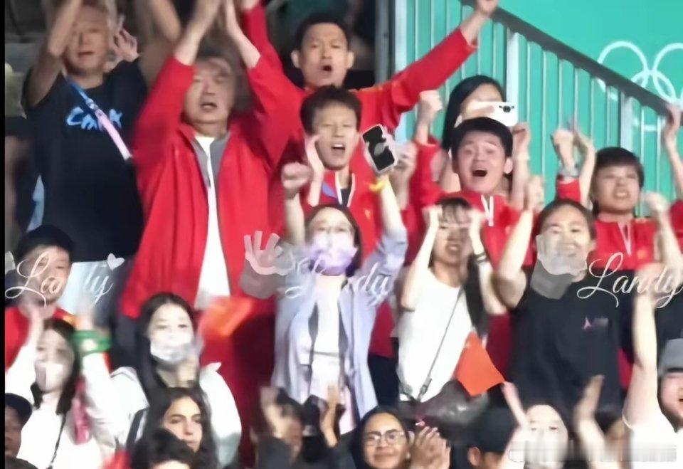 都说龙队很淡定，可他眼眶红了。龙队知道莎莎大头在场上的压力有多大，因为他是曾经的