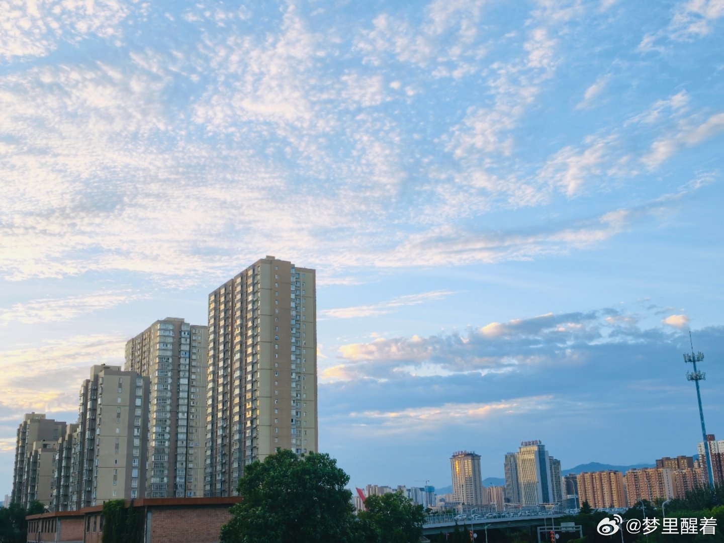 早安！凉爽的清晨，夏日六点的天空。 