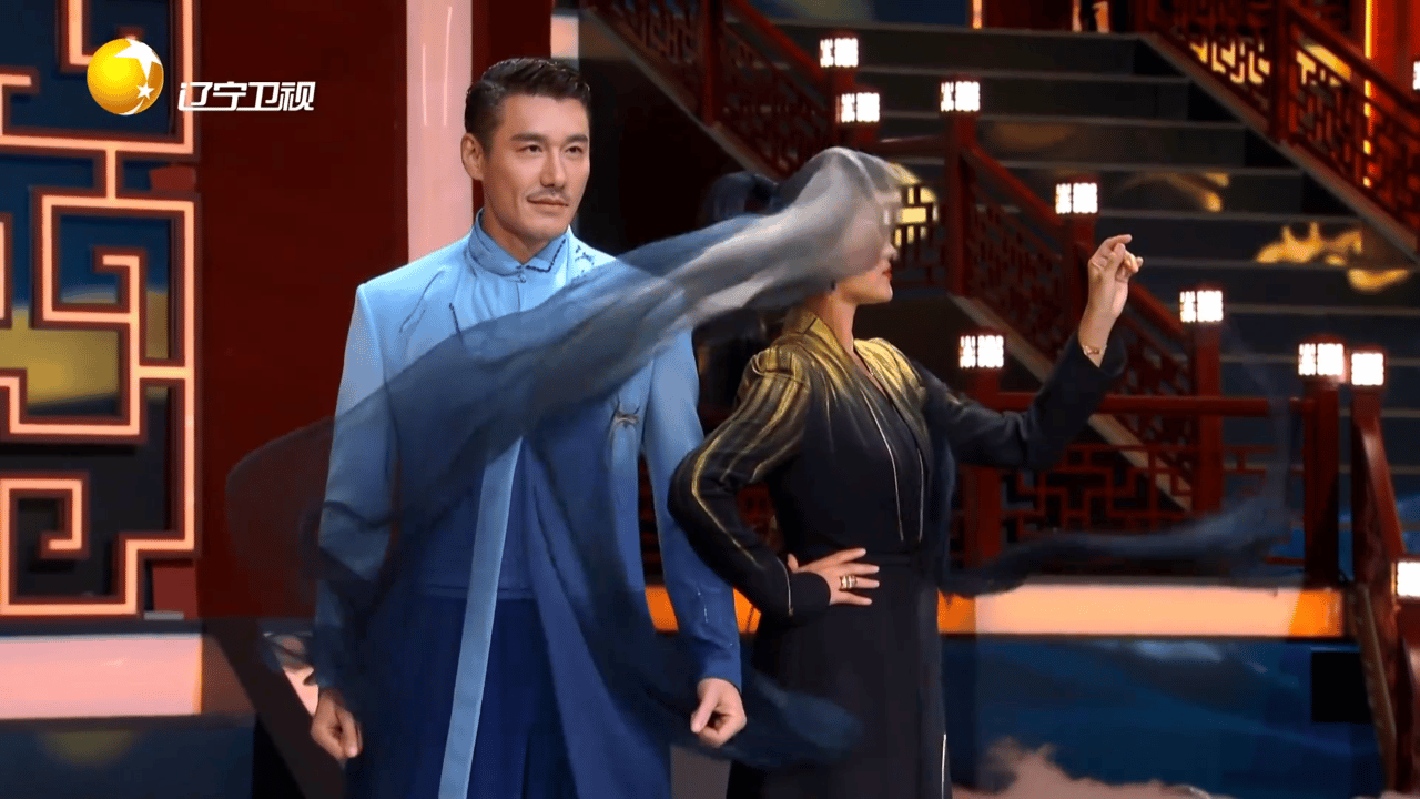 胡兵瞿颖走秀爷青回！胡兵瞿颖辽视春晚合体走秀。《春律·加速度》里眼神交汇皆是从容