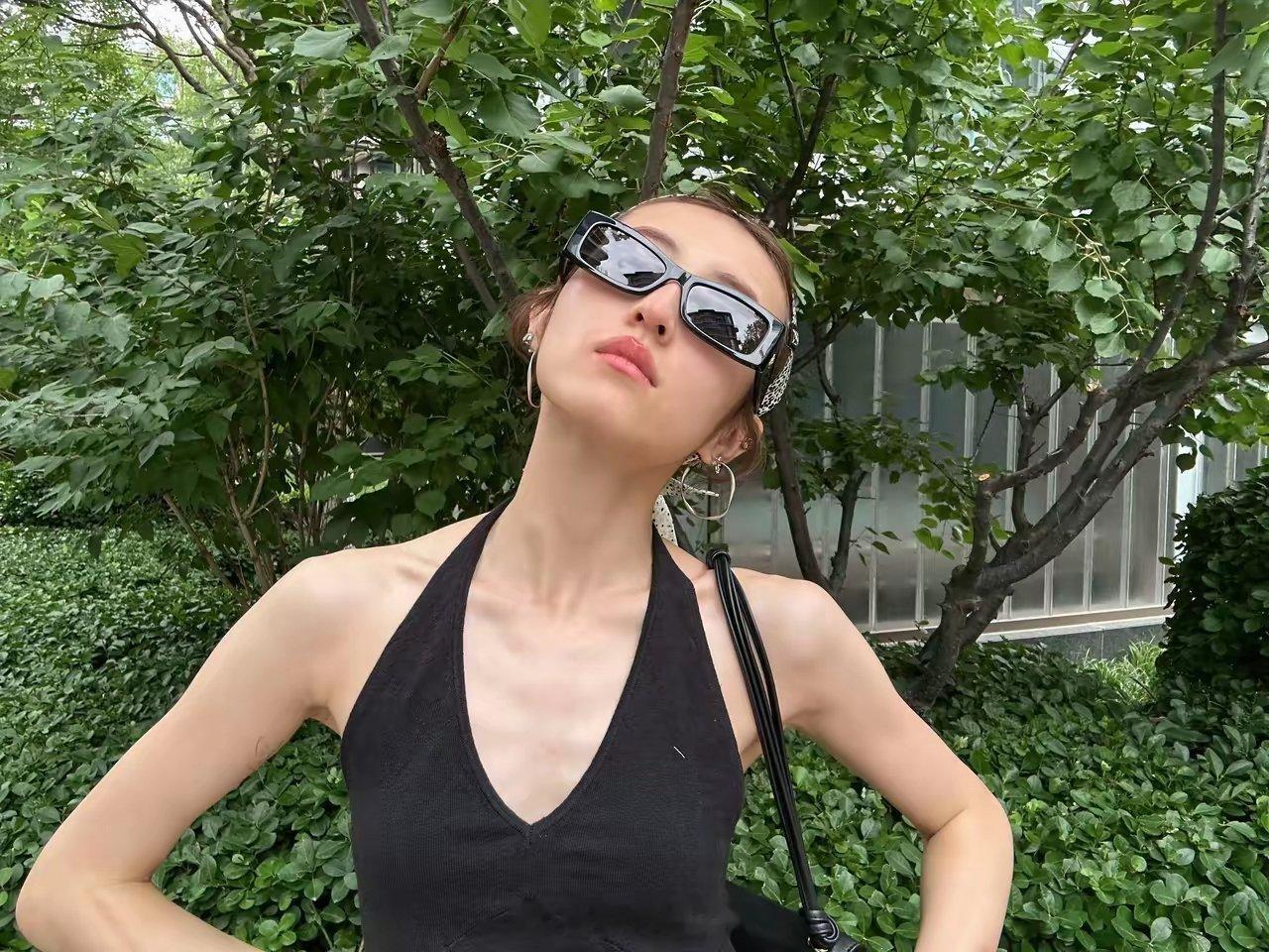 天了！张子枫怎么廋变这样了昨天张子枫在社交媒体发文说“今天一点都不热”。并配了几