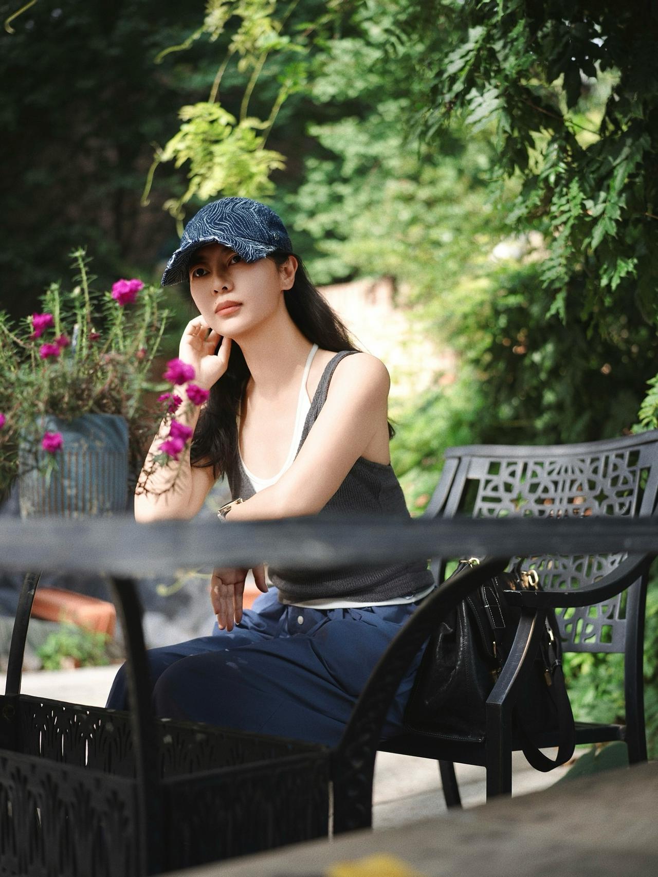 这个季节的大连太舒服了。
 
不赶景点，就沿着街随便走——老洋房的影子落在坡路上