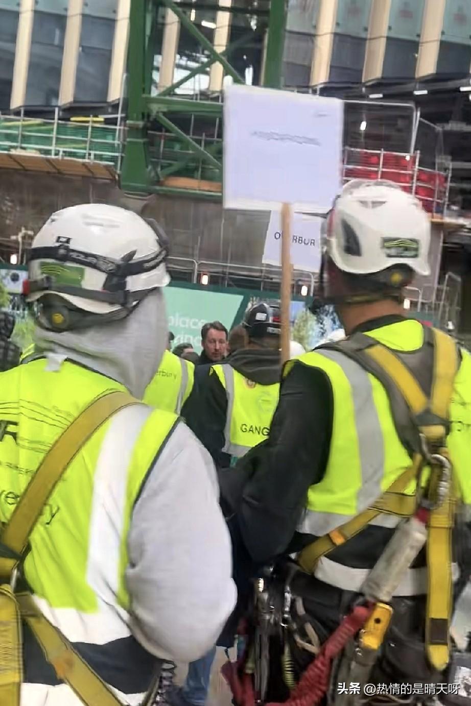 英国工人太贪心了，时薪40英镑还不知足，集体围在公司楼下罢工，要求老板涨薪。
