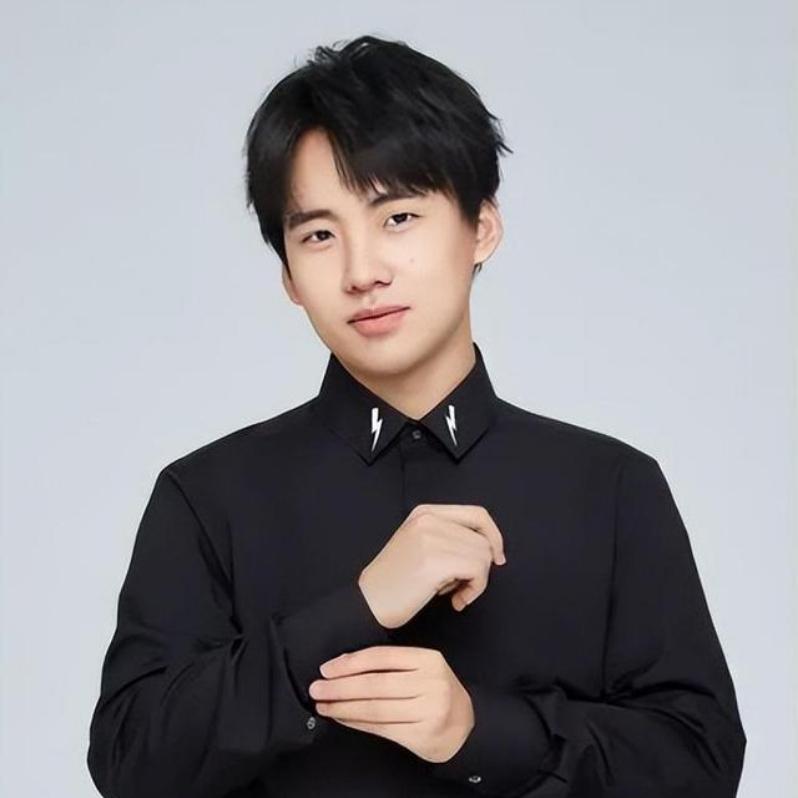 难怪郭麒麟一直不谈恋爱，门槛真的太高了
 
终于明白郭麒麟为啥不谈恋爱了，不是他