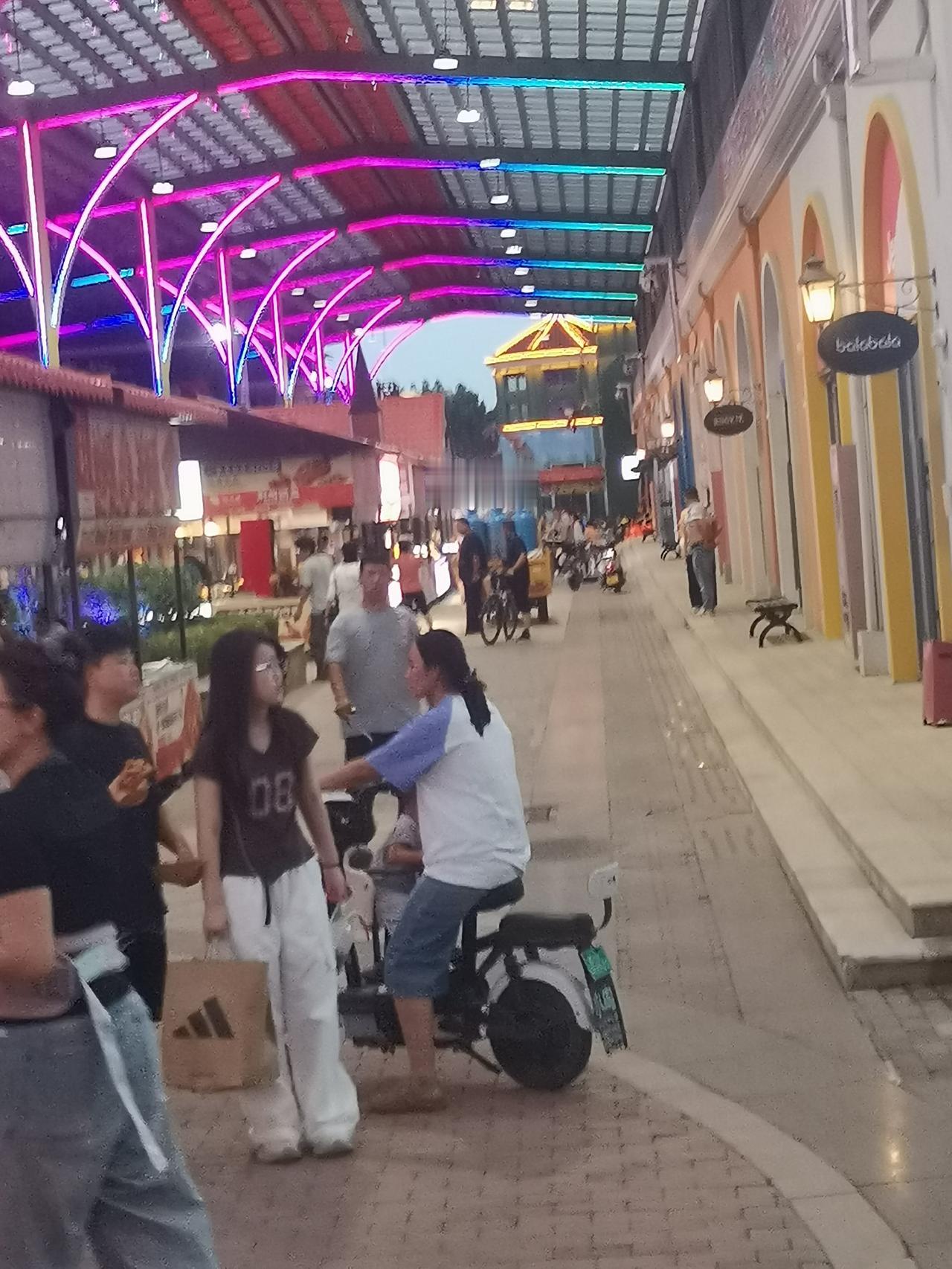 德州市环联凤奇夜市开业倒计时，市民们已经迫不及待地想先行体验了。很多摊位也已经率