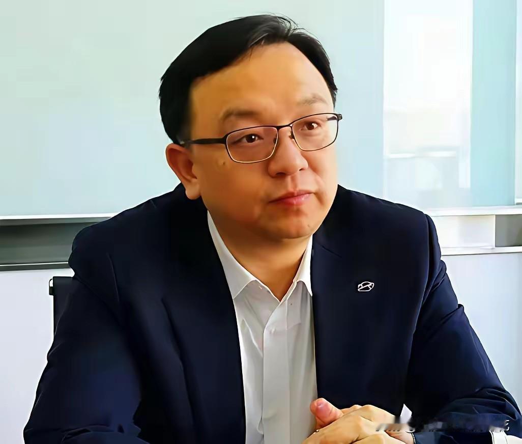 王传福这个人，我越琢磨越觉得有意思。
​你说一个身家千亿的全球车企老板，最雷打不