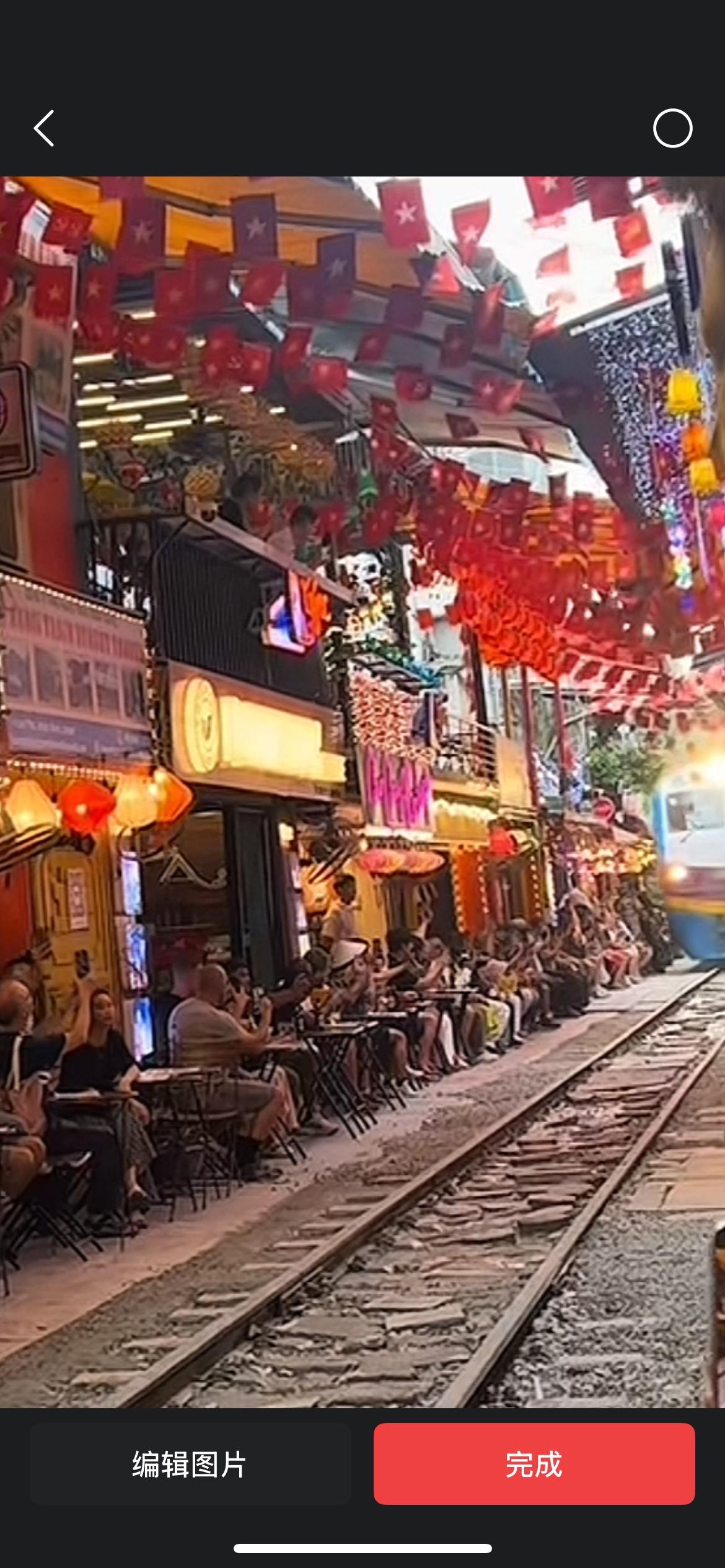 我骑着我的小电驴子又出发了，本打算一路前行，可走到一处湖边（我起初还以为是海呢）