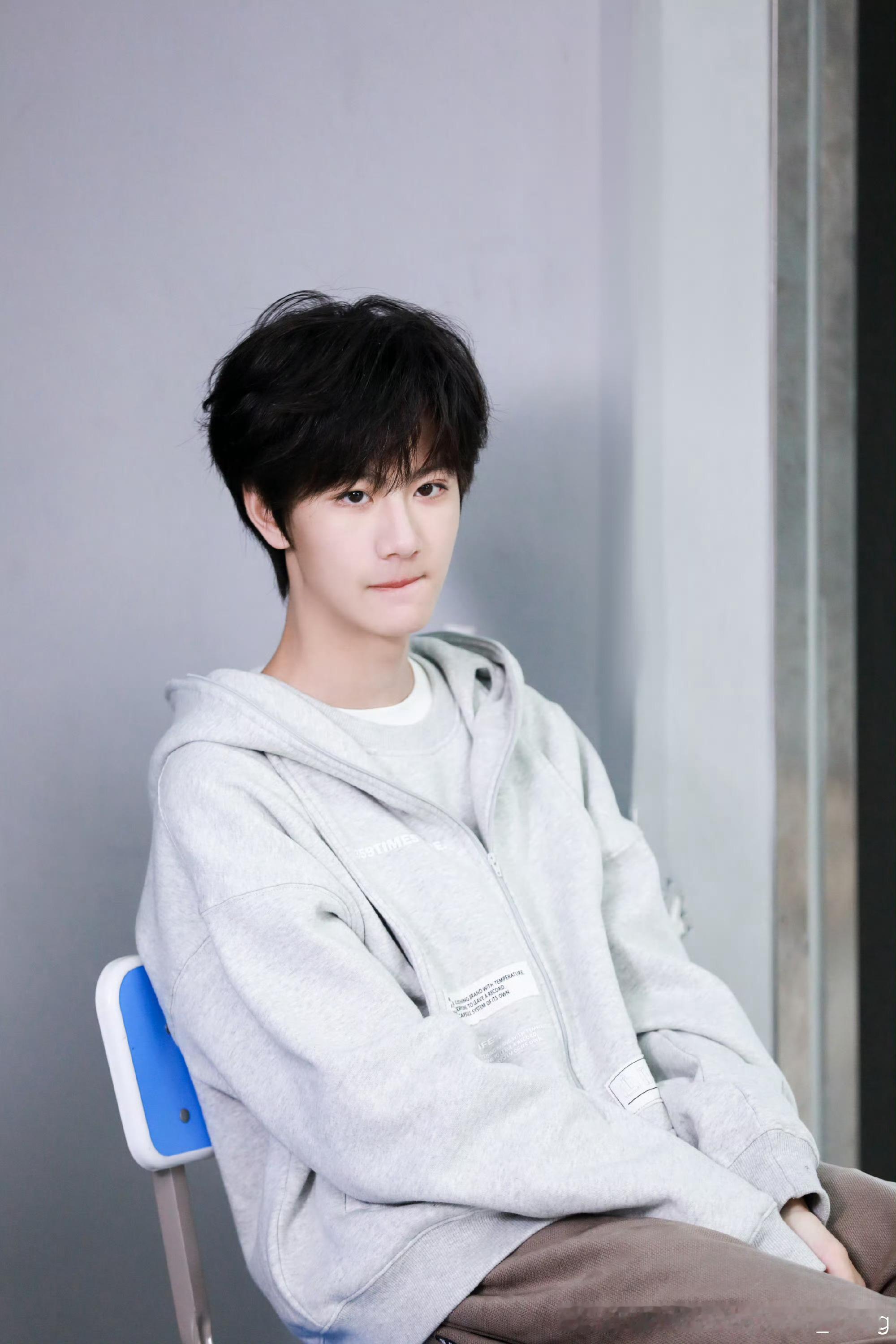 TF家族新年音乐会期待这个第一次登台新音的小男孩，希望李煜东的帅脸可以闪耀三亚，