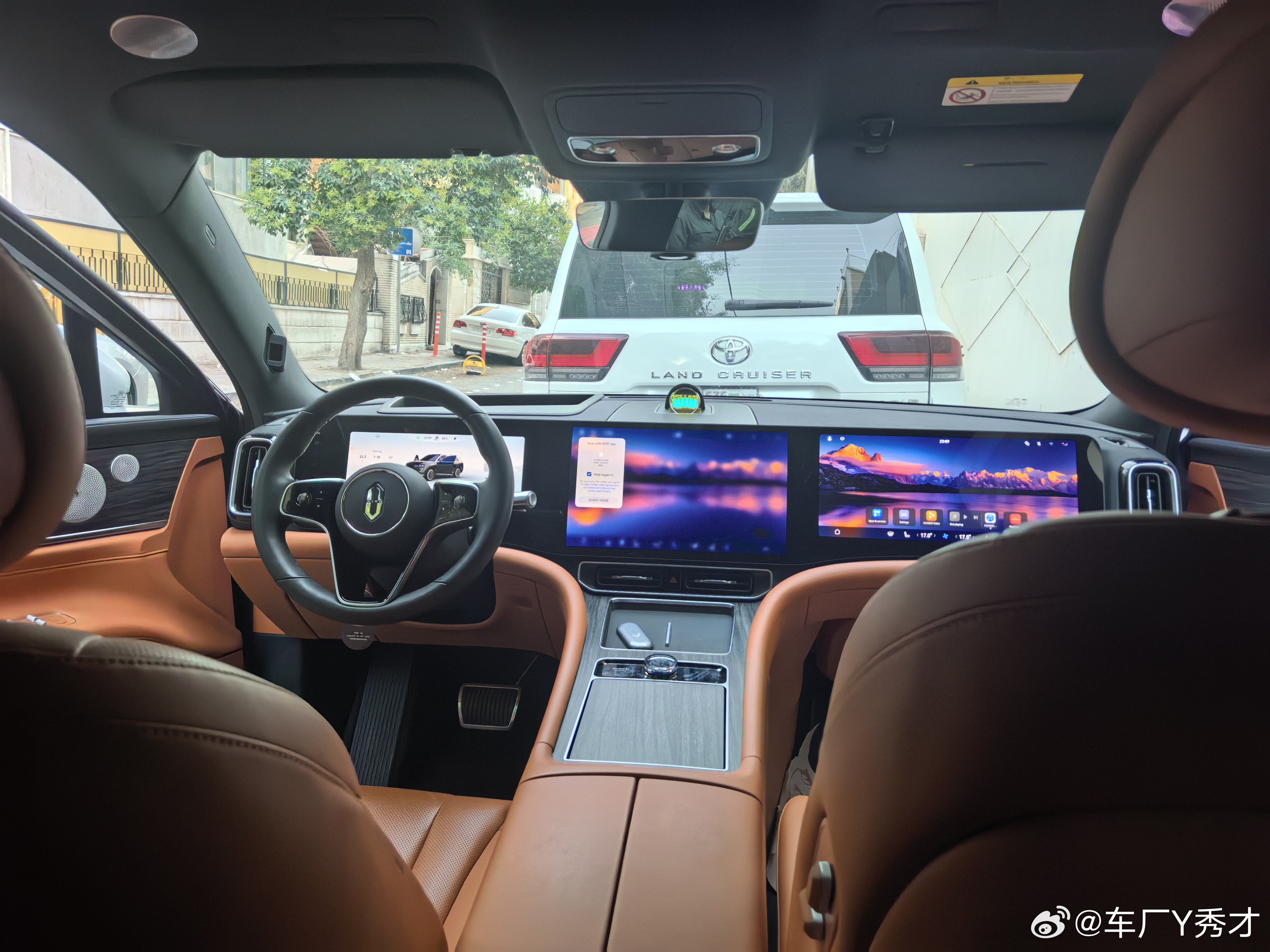 在这边能坐上问界M9，属实是意想不到。这外面街上看到的比亚迪也不像正常出口的海外