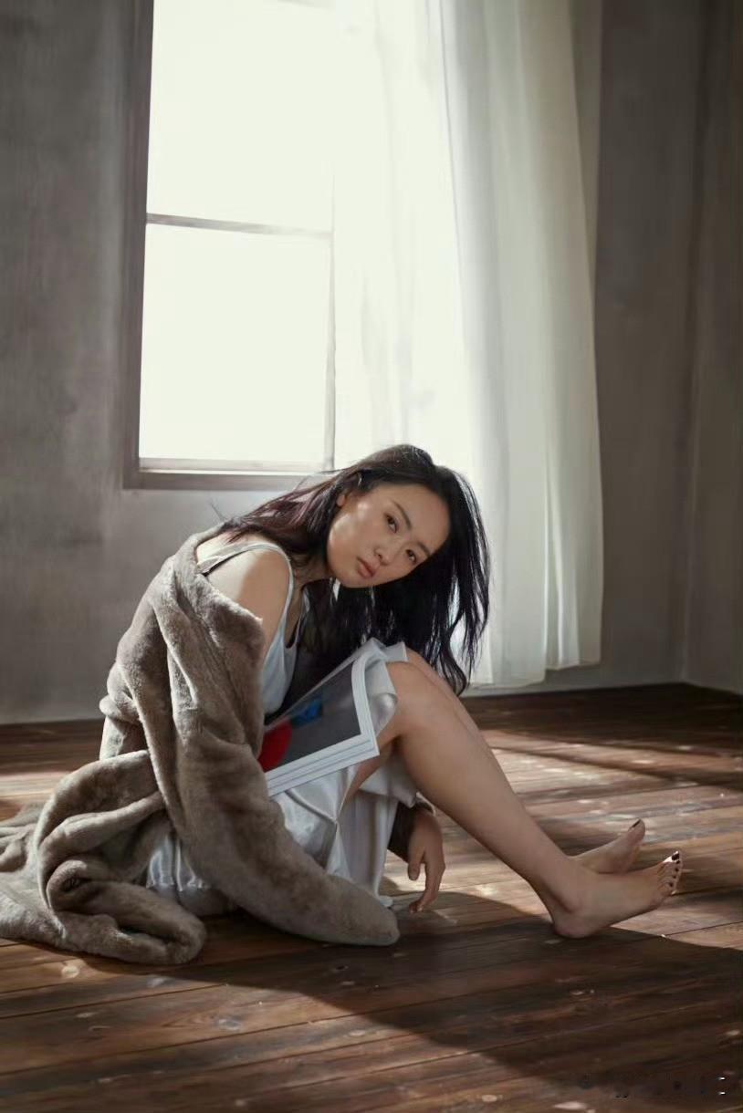眼神里藏着不疾不徐的松弛与故事感！