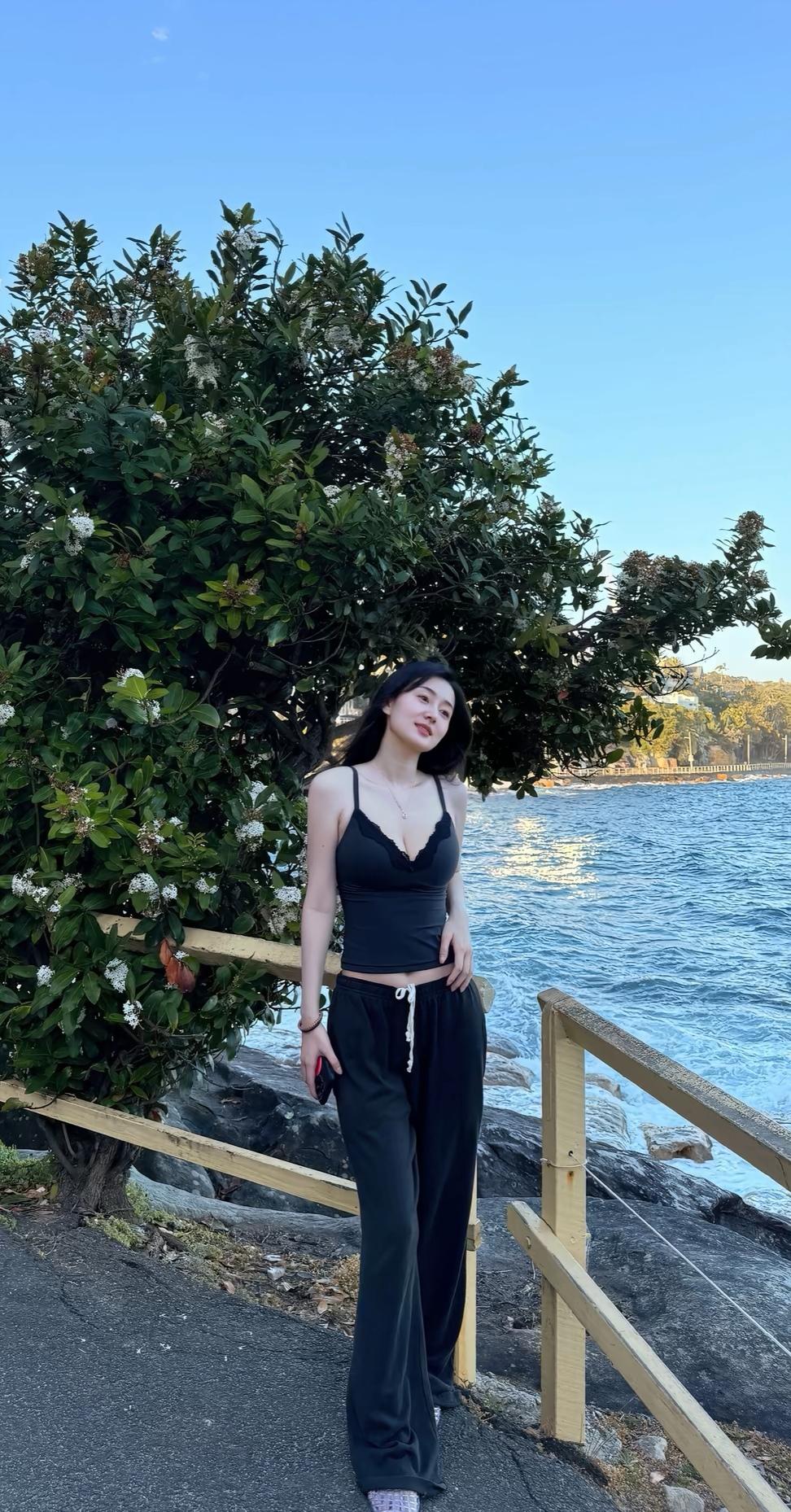 绿树依水畔，美人倚栏杆。