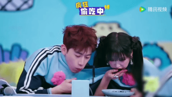 杨肸子费启鸣开庭时带上那破桑葚 一见你就笑 家人们快看！李诞抓包瞬间，两人一个喊