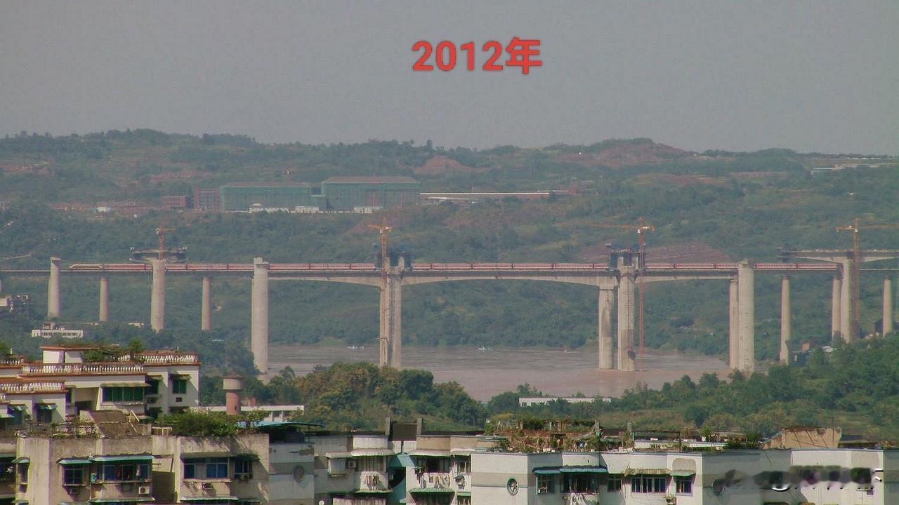 井口嘉陵江铁路桥相隔十四年的照片，两张图片拍摄位置相隔很近，只是2012年那张拍