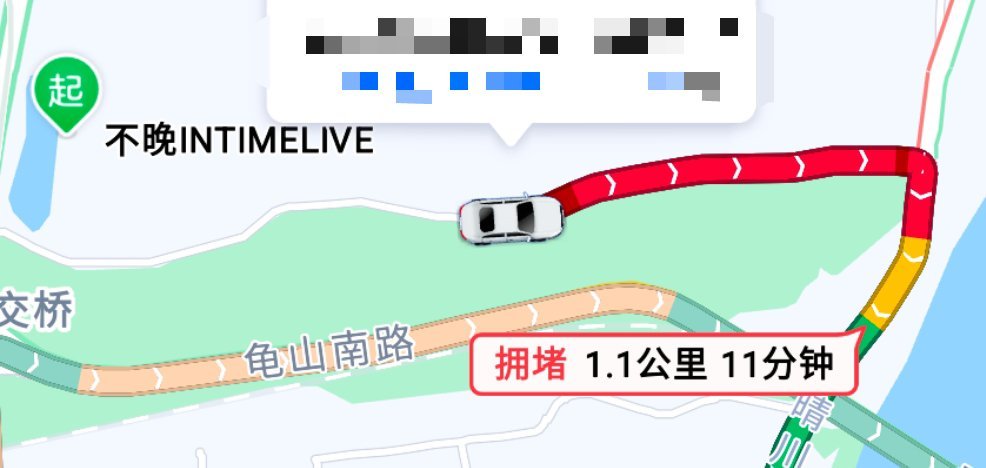 这路堵的走半天我以为多远了一看地图刚走八百米 ​​​