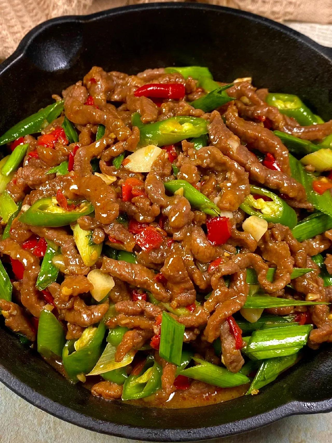 蒜苗牛肉丝这样做一盘都不够吃哇！酸辣下饭，牛肉鲜嫩多汁，香迷糊啦
酱汁拌米饭嘎嘎