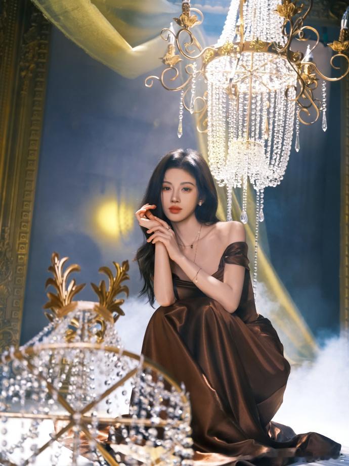 鞠婧祎爱心满钻项链鞠婧祎的爱心满钻项链太耀眼，衬得她气质超凡，仿佛自带光芒，魅力