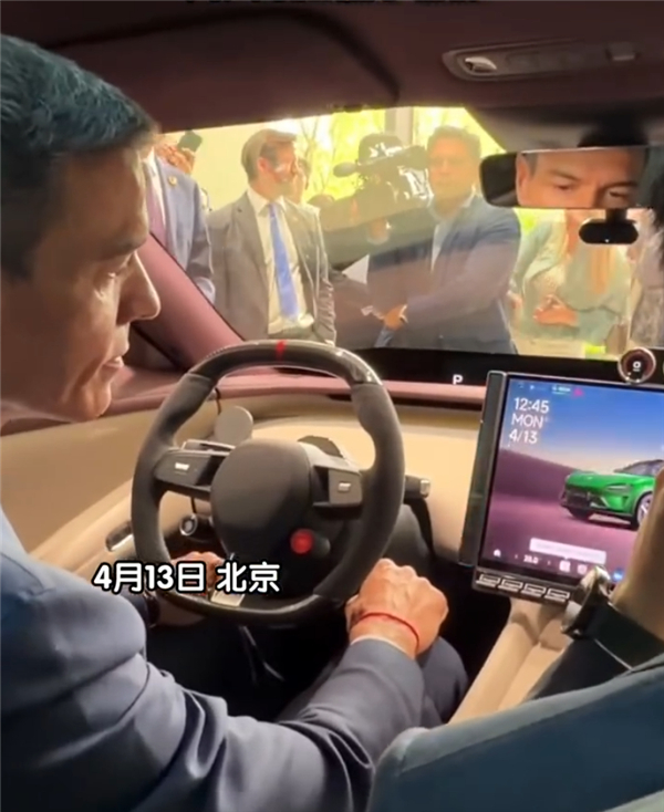 西班牙首相试坐小米汽车 【西班牙首相桑切斯访华参观小米科技园 雷军亲自接待 现场