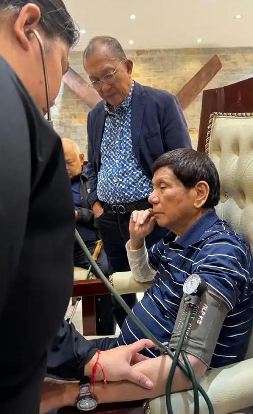 杜特尔特当下处境
 
81岁的菲律宾前总统杜特尔特，仍被羁押在荷兰海牙国际刑事法