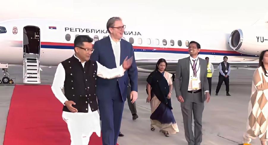 塞尔维亚总统武契奇近期抵达印度新德里，出席当地人工智能相关峰会并与莫迪举行会谈，