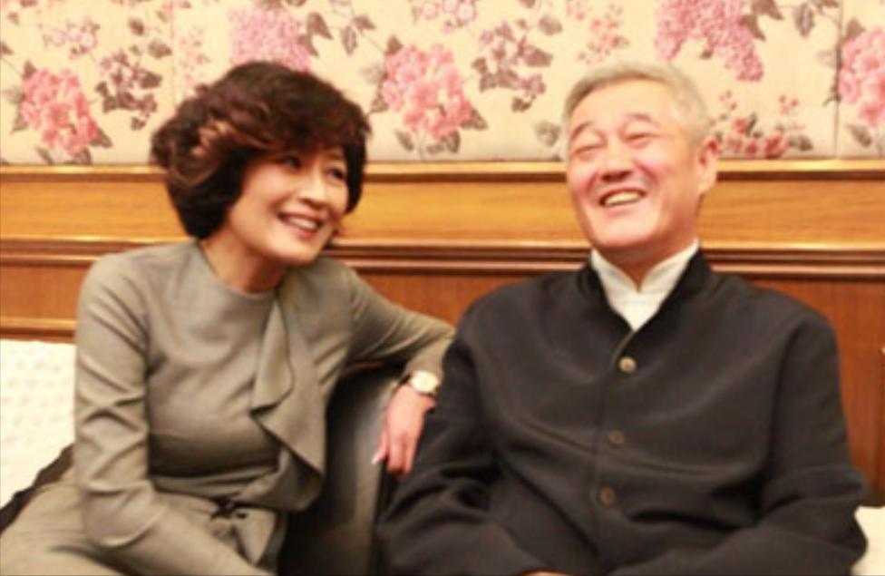 2013年，赵本山当着哈文的面说，既然如此，今年的春晚我不参加了，说罢转身推门离