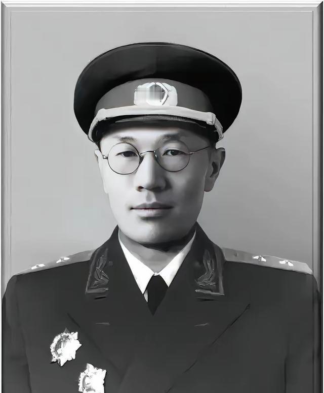 南京保卫战，全团打光，他一个人活着爬出来。被蒋介石下令秘密枪决，他翻墙跑了。被日
